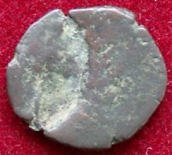 stark dezentrierte spätrömische Münze viertes Jahrhundert nach Chr..jpg