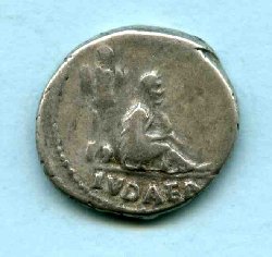 Denar Vespasianus C. 226 Rv. IVDAEA. Weinende Judäa vor Trophäe sitzd..jpg