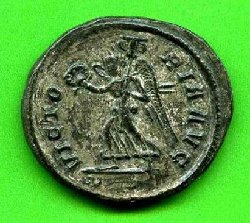 AE-Ant. Probus C. 739 Rv. VICTORIA AVG. Viktoria m. Kranz u. Trophäe l. schreitend..jpg