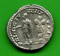 Denar Geta C. 157 (b) Rv. PRINC IVVENTVTIS. Geta li. stehd., dah. Trophäe..jpg