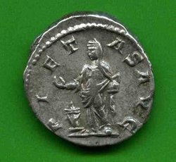 Denar Julia Maesa C. 29 Rv. PIETAS AVG. Pietas vor Altar li. stehd..jpg