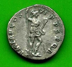 Denar Traianus C. 274 Rv. PM TR P COS VI PP SPQR. Virtus r. stehd., Fuß auf Helm..jpg