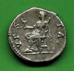 Denar Sabina C. 81 Rv. VESTA. Vesta m. palladium u. Zepter li. sitzd..jpg