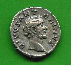 Denar Antoninus Pius C. 158 Av. DIVVS ANTONINVS..jpg