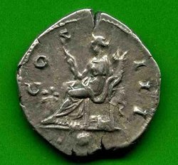 Denar Hadrianus C. 379 (a) Rv. COS III. Abundantia l. sitzd. vor Modius..jpg
