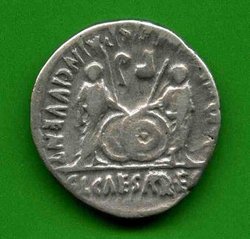 Denar Augustus C. 43 Rv. C L CAESARES AVGVSTI F COS DESIG  PRINC IVVENT..jpg