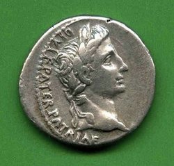 Denar Augustus C. 43 Av. CAESAR AVGVSTVS DIVI F PATER PATRIAE..jpg
