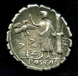 81 v. Postumius A.f.n. Albinus. Rv. Togatus zw. Symbolen..jpg
