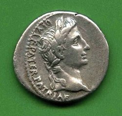 Augustus C. 43 Av. CAESAR AVGVSTVS DIVI F PATER PATRIAE..jpg