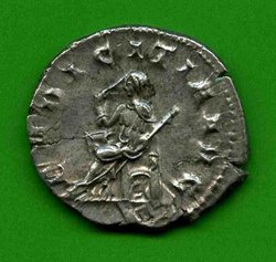 Ant. Herennia Etruscilla C. 19 Rv. PVDICITIA AVG. Pudicitia li. sitzd..jpg