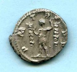 Denar Maximinus Thrax C. 46 Rv. PM TRP PP. Kaiser zw. 2 Feldzeichen li. stehd..jpg