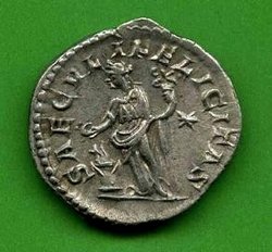 Denar Julia Maesa C. 45 Rv. SAECVLI FELICITAS. Felicitas vor Altar li. opfernd..jpg