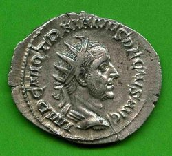 Ant. Traianus Decius C. 86 Av. IMP C M Q TRAIANVS DECIVS AVG..jpg (32.22 KiB) 846 mal betrachtet Ant. Traianus Decius C. 86 Av. IMP C M Q TRAIANVS DECIVS AVG..jpg