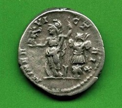 Denar Caracalla C. 159 (a). Rv. MINER VICTRIX. Minerva neben Trophäe li. stehd..jpg