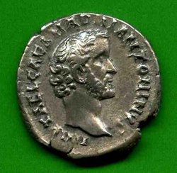 Denar Antoninus Pius C. 77 Av. IMP T AEL CAES HADRI ANTONINVS..jpg