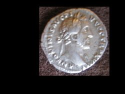 Denar Antoninus Pius mit Drapierung.jpg