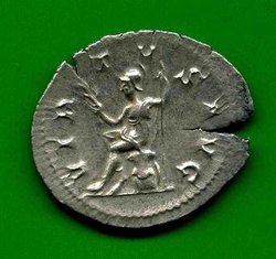 Ant. Philippus I. C. 240 Rv. VIRTVS AVG. Virtus a. Rüstung li. sitzd.jpg