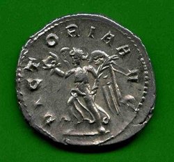 Ant. Traianus Decius C. 113 (a) Rv. VICTORIA AVG. Viktoria m. Kranz li. stürm..jpg