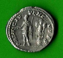Denar Geta C. 157 (b) Rv. PRINC IVVENTVTIS. Geta li. steh. u. Trophäe..jpg