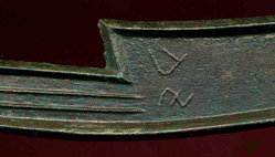 rückenrand 3-zeichen-messer detail.jpg