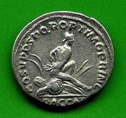 Denar Traianus C. 118 Rv. COS V PP SPQR OPTIMO PRINC-DAC CAP. Dacer auf Waffen.jpg