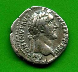 Denar Antoninus Pius C. 281 (b) Av. ANTONINVS AVG PIVS PP TR.jpg