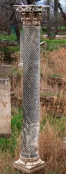 schräg_kannelierte_korinthische_Säule.JPG