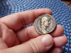 Hadrianus Sestertius FELICITAS AVG RIC750 AV.jpg