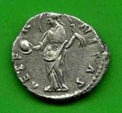 Denar Faustina mat. C. 32 Rv. AETERNITAS. Ae. m. Globus u. Schleier..jpg