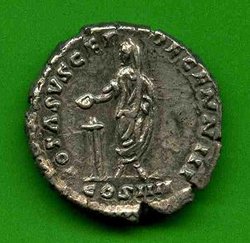 Denar Antoninus Pius RSC 1117a Rv. VOTA SVSCEP DECENN III COS IIII. Kaiser opfert..jpg