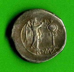 211-208 v. Chr. Victoriat. Anonym. Rv. Viktoria bekränzt Trophäe..jpg