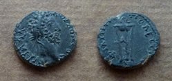 Commodus AE 18 Philippopolis Schlange Dreifuss.jpg